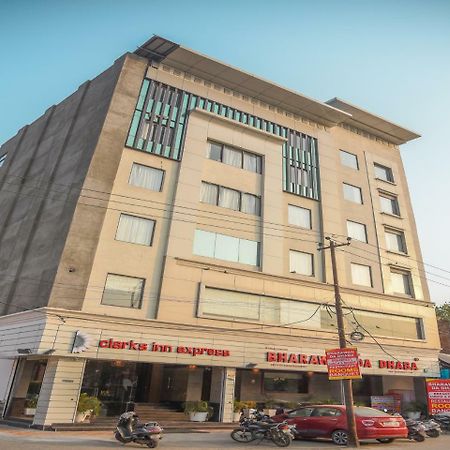 Bharawan Clarks Inn Express Amritsar Bagian luar foto