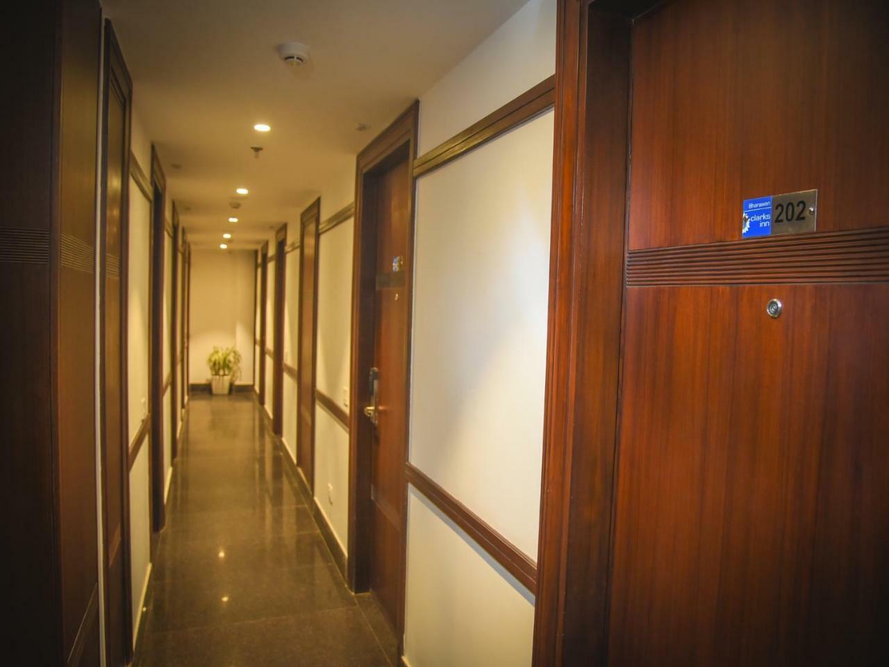 Bharawan Clarks Inn Express Amritsar Bagian luar foto