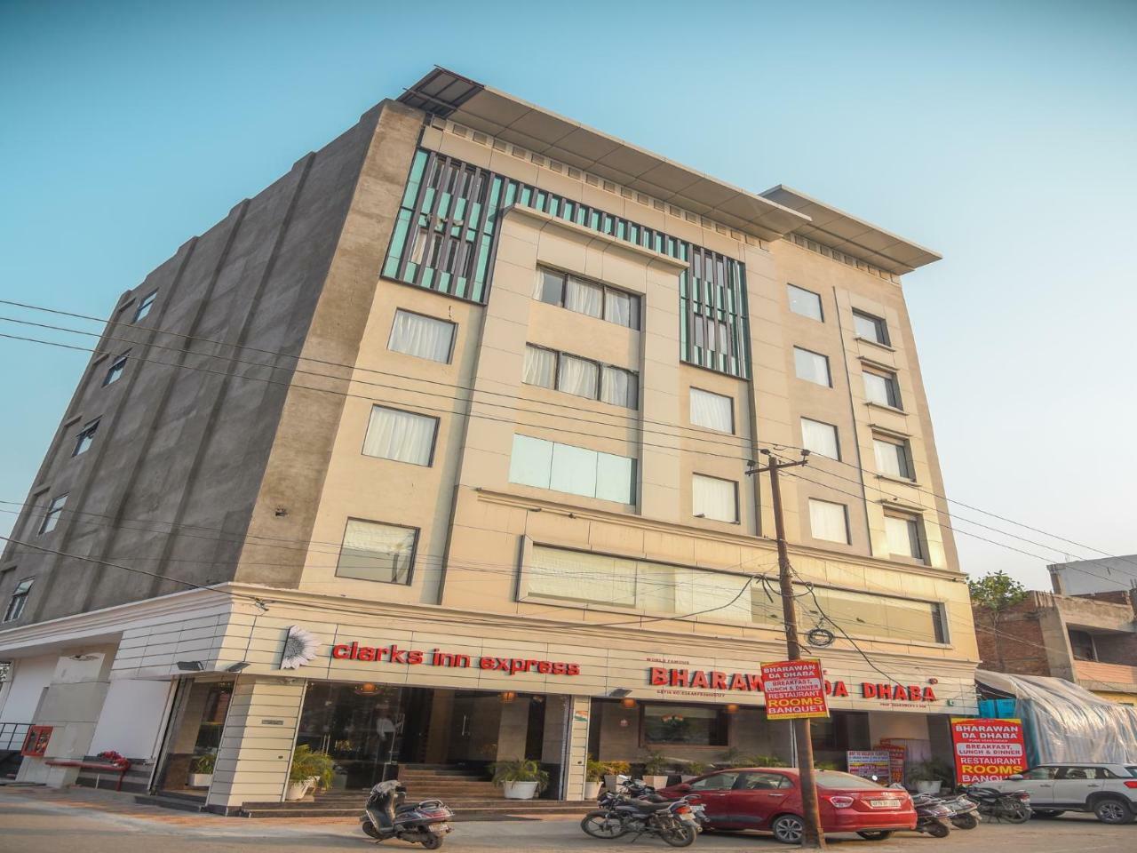 Bharawan Clarks Inn Express Amritsar Bagian luar foto