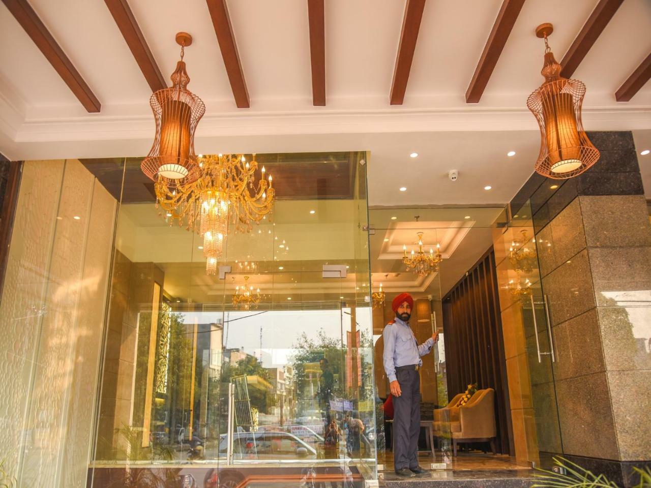 Bharawan Clarks Inn Express Amritsar Bagian luar foto